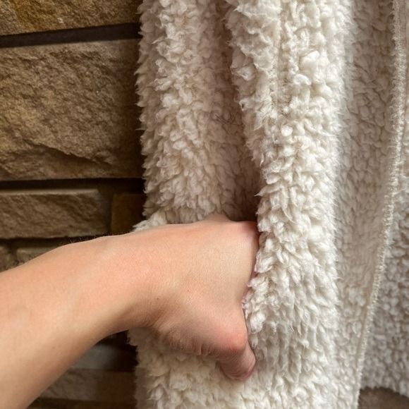 Koolaburra by UGG Frosted Brushed Sherpa Vest Cream small cozy - Picture 9 of 10